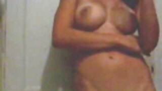 Une salope asiatique aux gros seins avec porno femmes arabes un petit cadre est assise sur la machine d'exercice et un entraîneur corné costaud lui baise la langue pendant que son bébé s'agenouille pour lui faire une pipe dans une vidéo de sexe perverse Pornstar FFM.
