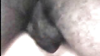 la salope lubrique brooke skye est dans la pièce en train de s'amuser avec sex en collant sa chatte