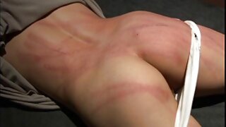 Une salope japonaise se penche sur un piano exposant son castor excité pour une baise de langue par un mec rapace. Plus tard, il touche son vagin rasé et son cul porno jeune femme serré avec ses doigts.