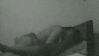 Couple noir baise sur le canapé. Profitez de regarder comment la séduisante dame d'ébène fait rebondir son énorme butin sur le long pied de femme mature allemande son amant.