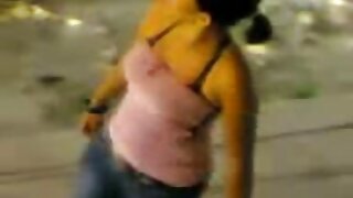 Une adolescente aux cheveux noirs affamée avec de gros seins naturels se met à genoux et suce ardemment la douce bite de son homme mûr. Découvrez cette sale fille chatte poilue dans la vidéo de sexe folle!