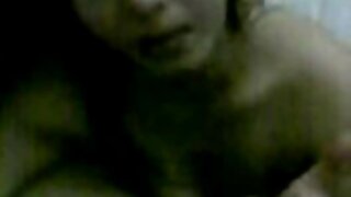 Une prostituée noire avec de gros seins et une bite a l'air video femme mature vulgaire dans une vidéo porno provocante portant des bas résille. Elle pompe son outil avec les lèvres de sa bouche.