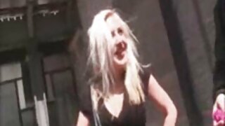 La blonde baisable video porno femme noir Jenny Hendrix fait une pipe bâclée dans une vidéo POV