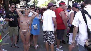 Une salope d'ébène au lesbienne chatte butin en bas résille rose chevauche un mec pervers façon cowgirl avant de s'accrocher à son pénis étiré pour le sucer avec zèle dans une vidéo de sexe parsemée de stars du porno.