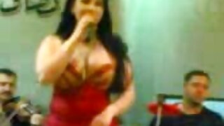 Une porno maman chaude mulâtre au gros cul avec une culotte vêtue de lingerie noire torride et de bas montre son cul juteux tout en étant clouée en position de levrette pendant que sa bouche est occupée à faire une pipe dans un trio parsemé de vidéo de sexe Reality Kings.