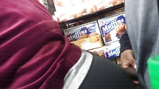 Une transsexuelle noire laide avec un cul huilé juteux et de petits porno homme homme seins branle une bite